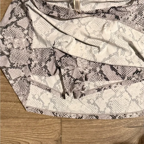 SKIMS Clingmate Snakeskin Skort Chrome Snakeskin Print NWT Size L - Picture 3 of 4